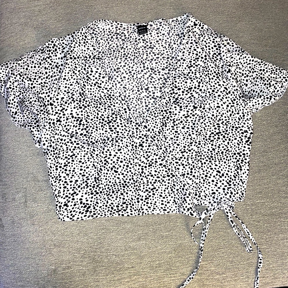 Adorable black/white crisscross crop top - LARGE